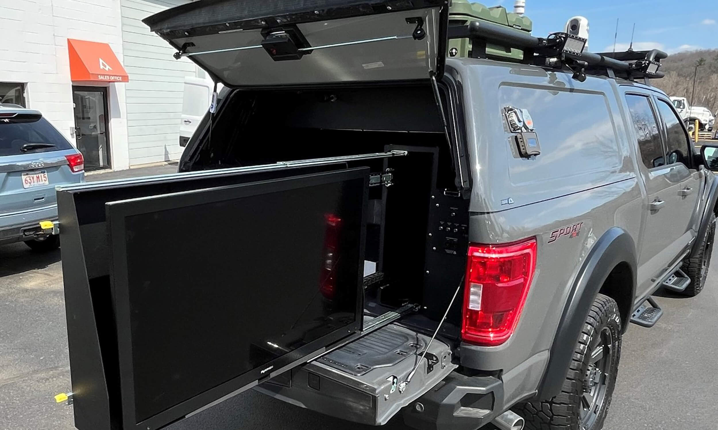 Mobile-Tactical-Drone-Operations-Deployable-Rear-Monitors-for-Exterior-Workstation